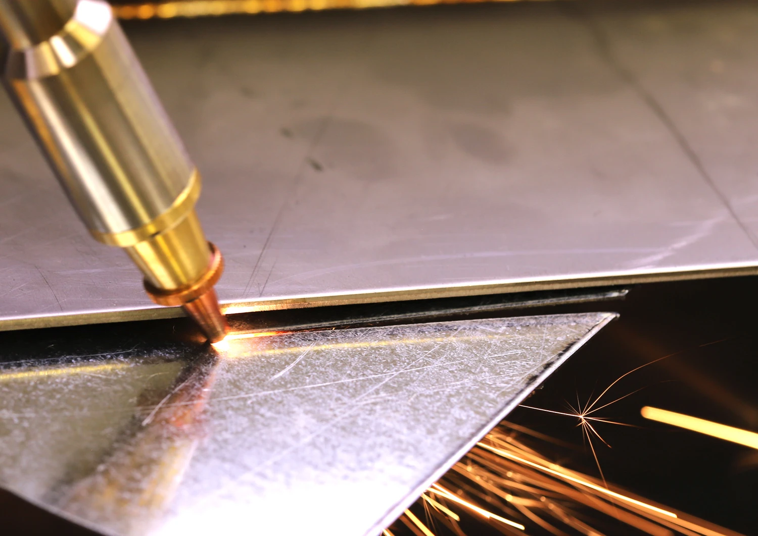 Spawacz spawa spawarką laserową Spartus 2000